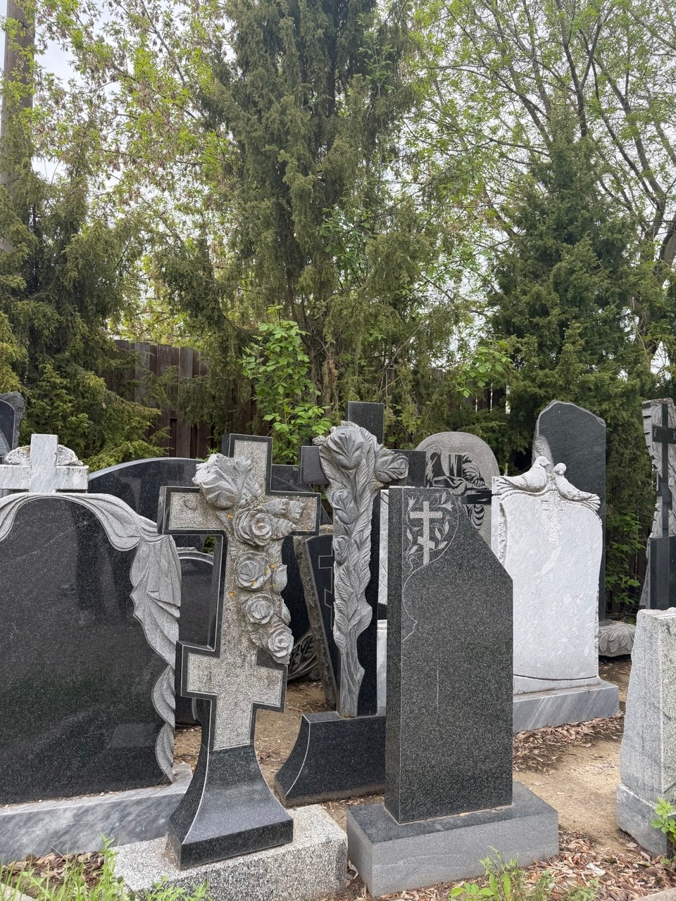 Памятники и благоустройство